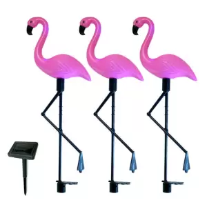 Lampa solara pentru gradina, 3 flamingo, 18x6x52 cm - Lampa solara pentru gradina, 3 flamingo, 18x6x52 cmSet 3 Flamingo de gradina, rezistenti la intemperii, cu panou solar becuri cu LED, poate lumina pana la 8 ore la o incarcare completa.Caracteristici:Fiecare flamingo are 2 Led-uri1 x baterie reaincarcabila 1,2 V AA 300 mAh Ni-MH (acumulator inclus)Material - PlasticComutator ON/OFFDimensiuni : 18x6x52 cmAlimentat cu energie solara, cu senzor de lumina.Cum functioneaza lampa solara :In timpul zilei, panoul solar converteste energia soarelui in energie electrica ce se stocheaza in acumulatorul reincarcabil. Pe timp de noapte, lampa se aprinde automat si foloseste energia stocata. Durata iluminarii depinde de localizarea geografica, de vreme si de existenta luminii in functie de sezon. Alegeti o locatie unde exista suficienta lumina astfel incat panoul solar sa se poata incarca continuu acumulatorul timp de cel putin 6 ore.