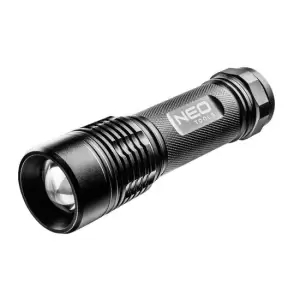 Lanterna aluminiu 200 lm, zoom, 3xAAA, NEO - Lanterna aluminiu 200 lm, zoom, 3xAAA, NEOLanterna NEO este fabricata din aluminiu de inalta calitate si are LED-uri puternice de 200 lumeni de inalta eficienta.Lanterna are o functie de zoom care permite modificarea focalizarii luminii.Clasa de protectie IPX7 permite o scufundare scurta in apa. Este alimentata cu trei baterii AAA.Este ideala pentru utilizarea acasa, in atelier, subsol sau pe locul de camping.Respectarea standardelor europene de siguranta este confirmata cu certificatul CE.Brandul NEO indeplineste asteptarile profesionistilor.