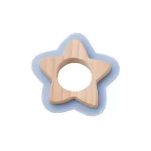 Jucarie naturala pentru dentitie Star Bleu - Jucaria ecologica Star, cu forme moi si rotunjite are o valoare educativa deosebita, datorita designului sau simplu, ce stimuleaza dezvoltarea creativitatii naturale a bebelusului. Este o jucarie versatila, ce incurajeaza fantezia si imaginatia copilului, pentru a fi folosita in diferite moduri, pe masura ce copiulul creste. Are forma perfecta pentru a fi manevrata de manutele mici.Combinatia dintre lemnul de fag si siliconul organic ofera o stimulare senzoriala deosebita, in special la atingere si miros. Lemnul este un material natural si regenerabil, ce nu se demodeaza niciodata, decorand camera copilului dvs. intr-un mod cald. Jucaria nu contine Bisphenol-A, Ftalati sau orice alt material toxic, astfel incat copilul sa o poata folosi in siguranta. Recomandare varsta: 4 luni +
