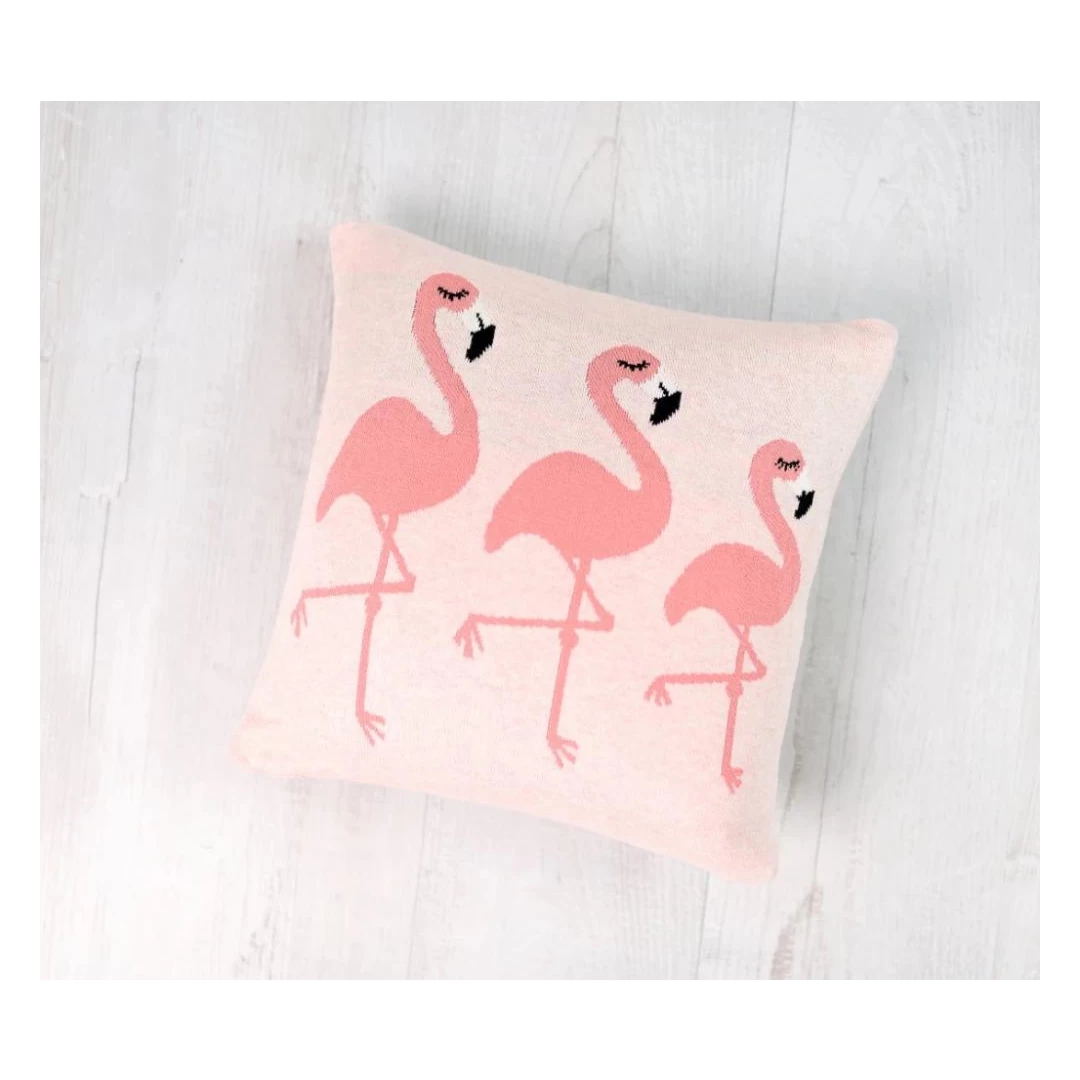 Perna Decor Bumbac Flamingo Roz - Ofera o nota de caldura si stil camerei copilului cu perna din bumbac tricotat de la Bizzi Growin! Husa exterioara a pernutei este detasabila, permitand curatarea constanta a pernutei. Compozitie: Bumbac 100% Dimensiune: 35 x 35 cm Nu este recomanada asezarea pernelor sau paturilor in patutul copiilor mai mici de 3 ani, fara supravegherea stricta a unui adult.