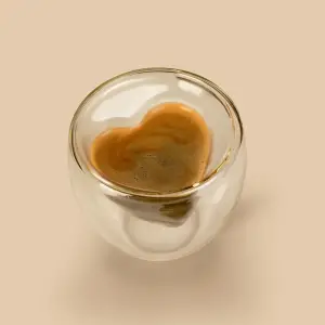 Pahar de sticla cu perete dublu - cu forma de inima - 180 ml - Un set de sticla cu aspect modern, cu pereti dubli, din sticla borosilicata, pentru placerea de a consuma ocazional cafea si bautura. Perfect pentru a bea cafea, bauturi calde si reci. Datorita peretelui dublu din sticla, bauturile calde nu va ard mainile.Pahar de sticla usoaraDatorita peretelui dublu de sticla, mentine temperatura lichidului in interior mai mult timpAre un coeficient scazut de dilatare termicaTolereaza mai bine fluctuatiile de temperatura mai mari decat omologii sai traditionali din sticlaRezistent la zgarieturi si rupereIn momentul spargerii se sparge in bucati mai mari Forma:Forma de inimaMaterial:SticlaCapacitate:180 mlSe spala in masina de spalat vase:NuCuloare:TransparentMarimea:O90 x 90 mmGreutate:120 g