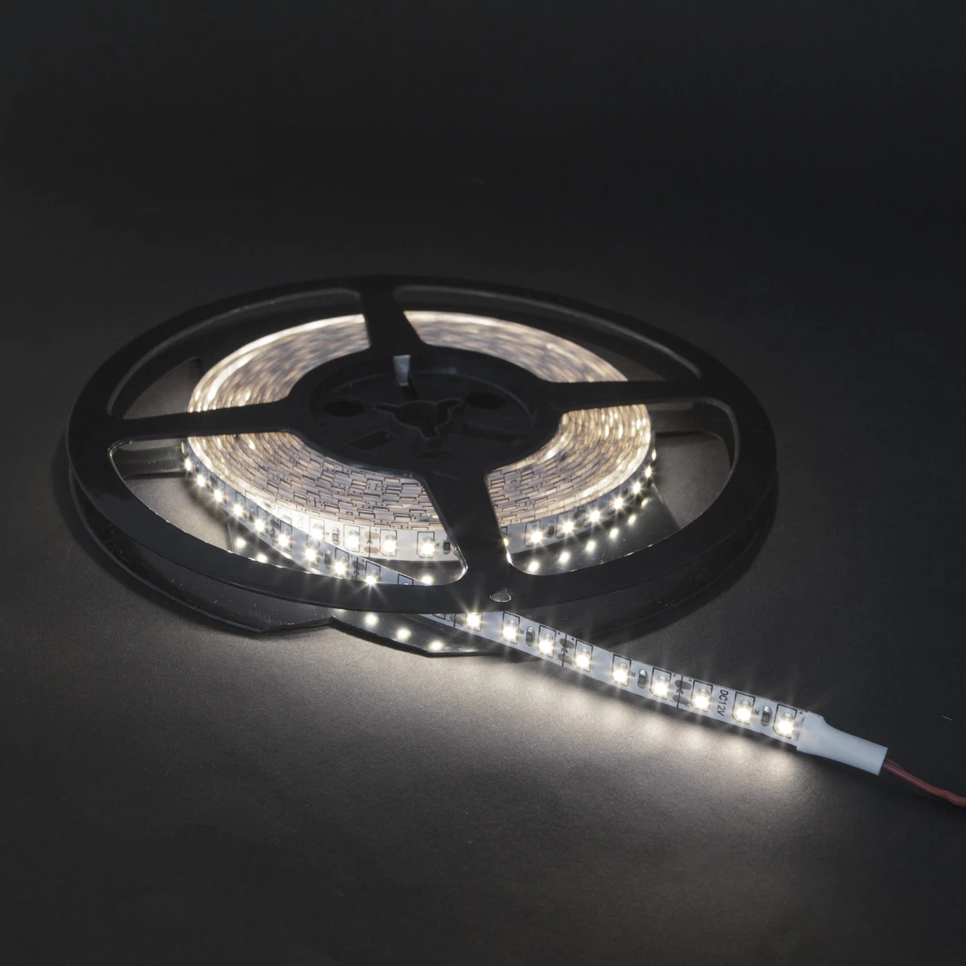 Banda LED 5 m, 120 L, alb rece - Banda LED este ideala pt. iluminarea camuflata pt. reclame, bucatarii, tablouri, vitrine, etc.Consum redus, lumina intensa, autoadezivaLungime: 5mNr. LED/m: 60Flux luminos: 420 lumen/mTemperatura de culoare: alb rece 6000° KConsum: 9,6 W/mProtectie: IP20