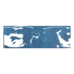 Faianta Verano Turquoise, 10 x 30 - Pretul afisat este pe: mp Faianta Verano este recomandata pentru utilizarea la interior, pentru spatii precum bai si bucatarii. Aceasta are o glazura lucioasa si o culoare albastru, iar o placa are dimensiunile 10 x 30 cm.Grosimea placii este de 8 mm.Impachetare0.39 mp/cutie51.48 mp/palet