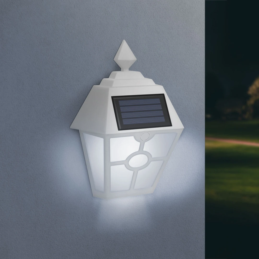 Lampa solara LED - alb, alb rece - 14 x 6,2 x 19 cm - Adauga un plus de eleganta casei tale cu aceasta lumina LED alimentata cu energie solara.In timpul zilei, bateria incorporata se incarca de la soare, iar lampa se aprinde automat seara.LED-uri economiceLumina alb - rece Baterie mare incorporata Pornire si oprire automata Numar de LED-uri: 2 Panou solar: 2V, 80 mA Sursa de alimentare: 1 x 1.2V Ni-MH, baterie AA Capacitate baterie: 600 mAh Timp de incarcare: 8 ore Timp de functionare: 6 pana la 8 ore Dimensiune: 14 x 6,2 x 19 cm Fixare: 2 suruburi, dibluri Distanta dintre gauri: 50 mm Culoare alba Material: plastic Greutate: ~ 135 g