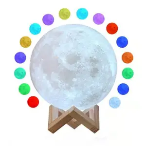 Lampa de veghe luna 3D Moon Light eMazing cu diametru de 18 cm, lumina multicolora LED in 7 culori si schimbare culoare prin atingere, alimentare baterii, suport din plastic inclus - 