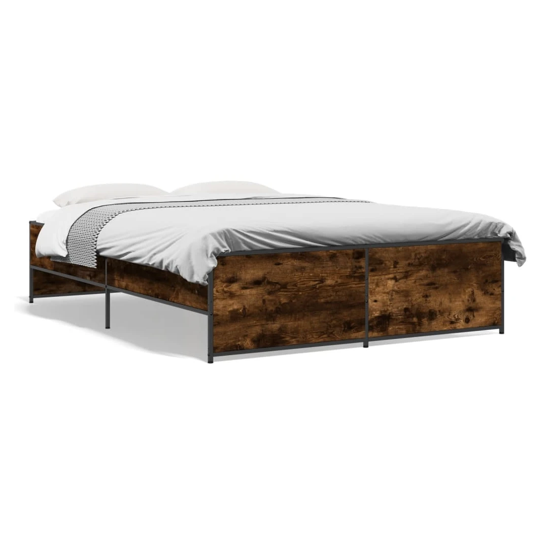 Cadru de pat, stejar afumat 140x190 cm lemn prelucrat și metal - Obține un somn mai odihnitor cu acest cadru de pat! Va fi o completare binevenită în orice dormitor.  Material durabil: Lemnul prelucrat este de o cal...