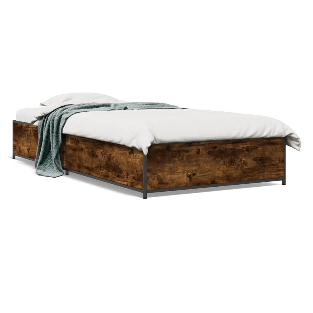 Cadru de pat, stejar fumuriu 100x200 cm lemn prelucrat și metal - Obține un somn mai odihnitor cu acest cadru de pat! Va fi o completare binevenită în orice dormitor. Material durabil: Lemnul prelucrat este de o cali...