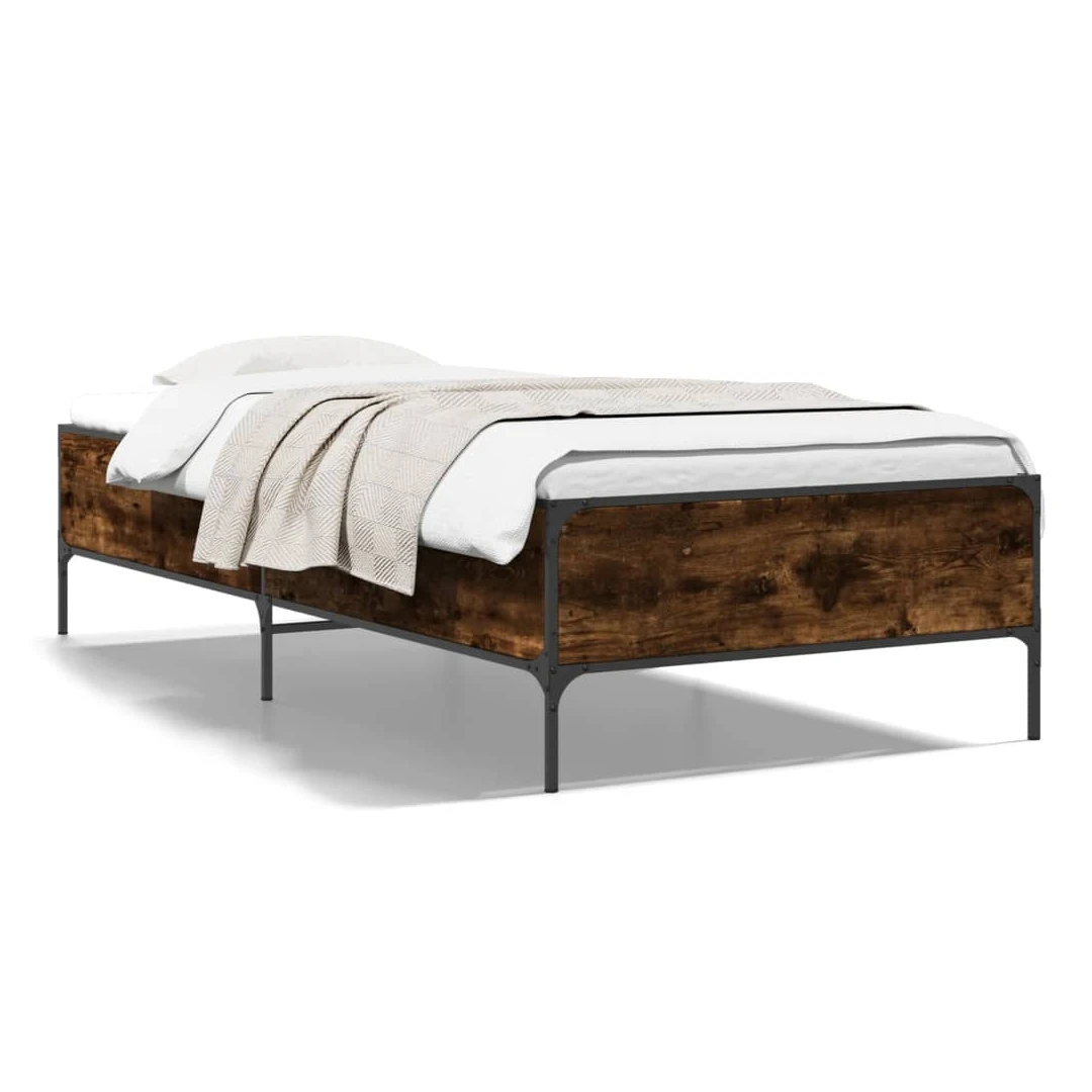 Cadru de pat, stejar fumuriu, 75x190cm, lemn prelucrat și metal - Obține un somn mai odihnitor cu acest cadru de pat! Va fi o completare binevenită în orice dormitor. Material durabil: Lemnul prelucrat este de o cali...