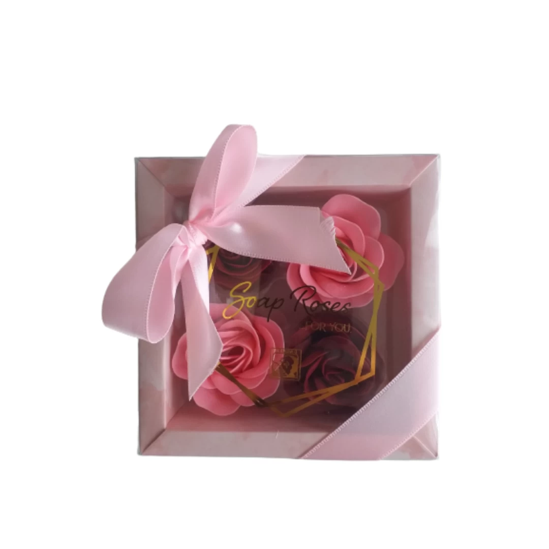 Set in cutie patrata alba cu 4 trandafiri, rosii, roz, 4x4gr - <p>Cutie cadou, cu 4 trandafiri de baie in nuante de rosu si roz .Cutia cadou cu capac transparent si funda de satin asortata, contine 4 x 4 g trandafiri de baie.Trandafirii de baie sunt creati cu dragoste din sapun turnat in petale subtiri si pot fi folositi atat pentru a va spala mainile, cat si drept confetti pentru o baie placuta si aromata.</p>