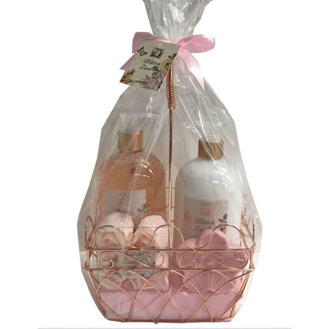Set cu 4 produse pentru baie aroma de maracuja in cos impletit roz - <p>Set cadou cu 4 produse pentru baie cu aroma de maracuja din noua noastra serie de ingrijire Blutenzauber ,impresioneaza cu aerul sau romantic.Acesta este motivul pentru care acest set cadou,este deosebit de potrivit pentru Ziua Indragostitilor sau Ziua Mamei.</p>