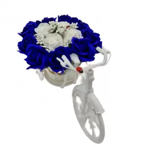 Aranjament floral trandafiri "Bicicleta cu flori zambarete", flori de sapun, albastru cu alb, 30x17x15 cm - 
