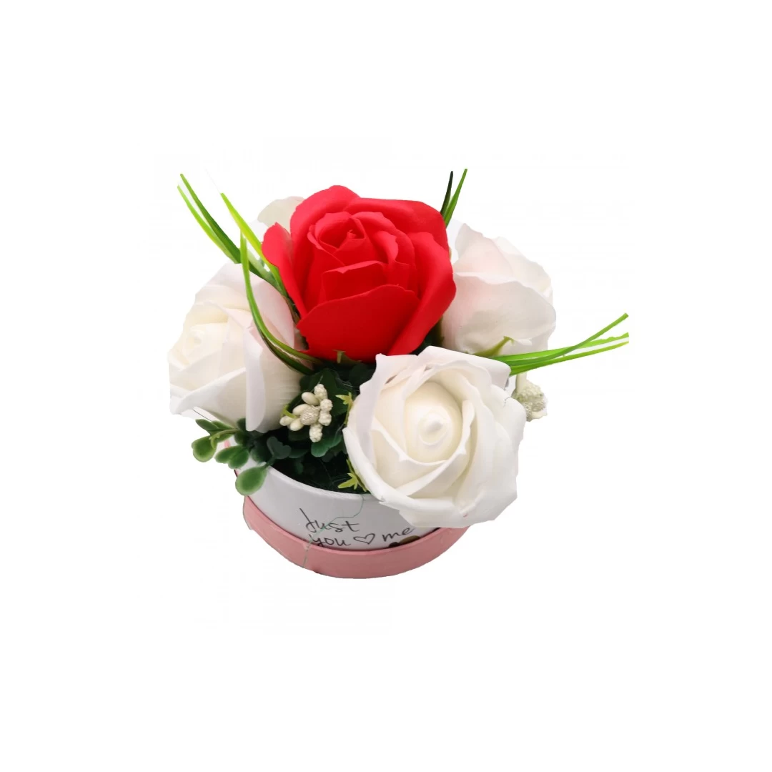 Aranjament Floral, Cutie Trandafiri,  4 Trandafiri Albi din Sapun si unul Rosu - 
