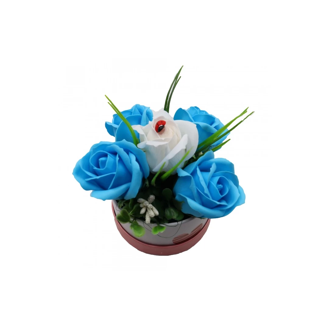 Aranjament Floral, Cutie Trandafiri,  4 Trandafiri Albastri din Sapun si unul Alb - 
