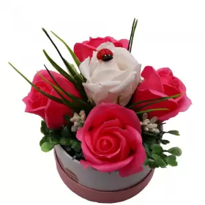 Aranjament Floral, Cutie Trandafiri,  4 Trandafiri Roz din Sapun si unul Alb - 