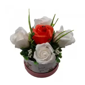Aranjament Floral, Cutie Trandafiri,  4 Trandafiri Albi din Sapun si unul Portocaliu - 