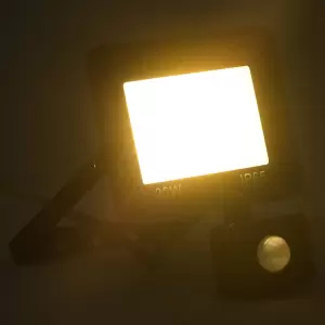 Proiector LED cu senzor, 30 W, alb cald - Pe măsură ce se lasă noaptea, este timpul să aprindeți lumina dacă doriți să zăboviți afară, în aerul minunat al serii. Acest proiector LED cu senzor...