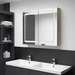 Dulap de baie cu oglindă și LED, stejar, 80x12x68 cm - Introduceți un element cu un aspect plăcut în baia dvs. cu acest dulap cu oglindă de toaletă și LED! Dulapul de perete cu oglindă și LED adaugă o notă...