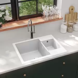Chiuvetă de bucătărie dublă cu orificiu de preaplin alb granit - Această chiuvetă de bucătărie din granit va fi un element de decor mereu la modă în bucătăria dvs. Are o cuvă foarte adâncă, o cuvă mică și un design...