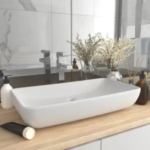 Chiuvetă dreptunghiulară de lux, alb mat, 71 x 38 cm, ceramică - Lavoarul dreptunghiular este realizat din ceramică premium, fiind un element de decor ideal pentru orice baie, toaletă sau budoar. Suprafața sa mată ș...