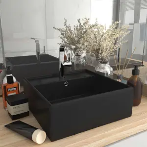 Chiuvetă lux cu preaplin negru mat, 41x41 cm, ceramică, pătrat - Acestă chiuvetă de formă pătrară, realizată din ceramică premium, este o completare elegantă pentru orice baie, spălător sau toaletă. Suprafața sa mat...