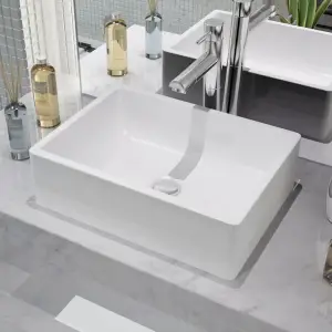 Chiuvetă ceramică, alb, 41 x 30 x 12 cm - Această chiuvetă de baie, din ceramică premium, va fi un element de decor elegant pentru orice baie, toaletă sau budoar. Suprafața sa smălțuită are un...