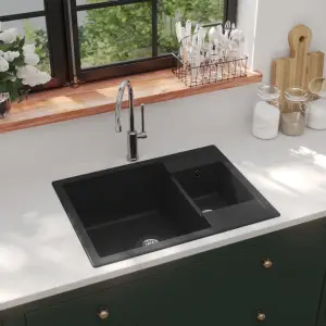 Chiuvetă bucătărie dublă cu orificiu de preaplin, negru, granit - Această chiuvetă de bucătărie din granit va fi un element de decor mereu la modă în bucătăria dvs. Are o cuvă foarte adâncă, o cuvă mică și un design...