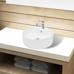Chiuvetă de baie din ceramică, orificiu robinet/preaplin, rotund, alb - Această chiuvetă de baie ovală, realizată din ceramică de cea mai bună calitate, va aduce un plus de stil oricărei băi, toaletă sau budoar. Finisajul...