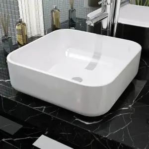 Chiuvetă de baie din ceramică, pătrată, 38 x 38 x 13,5 cm, alb - Această chiuvetă de baie pătrată, din ceramică premium, va fi un plus elegant pentru orice baie, toaletă sau budoar. Suprafața sa smălțuită are un des...