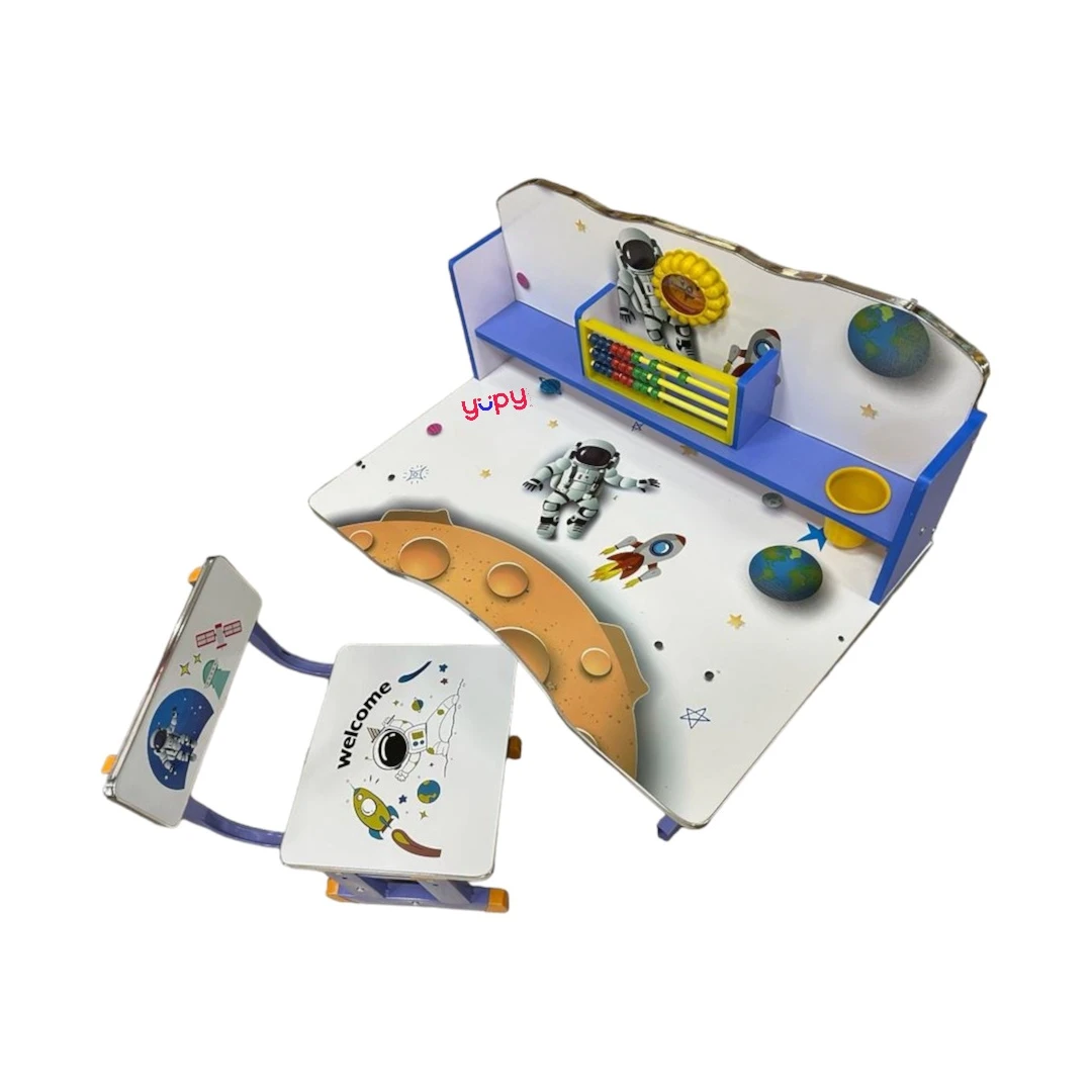 Set birou si scaunel pentru copii, imprimeu Astronaut YUPY, 68x43x65cm - Setul birou și scaunel pentru copii cu imprimeu Astronaut YUPY este perfect pentru micuții aventurieri. Cu dimensiunile de 68x43x65cm, acest set este ideal pentru spațiile de joacă sau camera copilului. Designul colorat și imprimeul cu astronauți îi va încuraja pe cei mici să-și dezvolte imaginația și creativitatea în timp ce învață și se distrează. Produsul este fabricat din materiale de calitate, asigurând siguranța și confortul copilului.