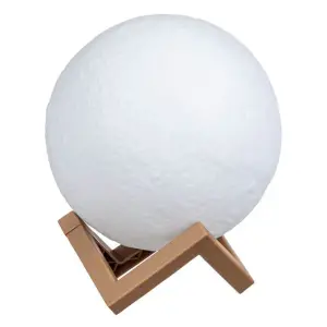 Lampa model luna cu baterii, YUPY Moonlight, alb/maro, 12cm - <p>Lampa model luna cu baterii YUPY Moonlight este o lampă decorativă în formă de lună, cu un design elegant și modern. Aceasta funcționează cu baterii și are o dimensiune compactă de 12cm. Disponibilă în culorile alb și maro, această lampă adaugă un aspect sofisticat și plin de farmec în orice încăpere.</p>