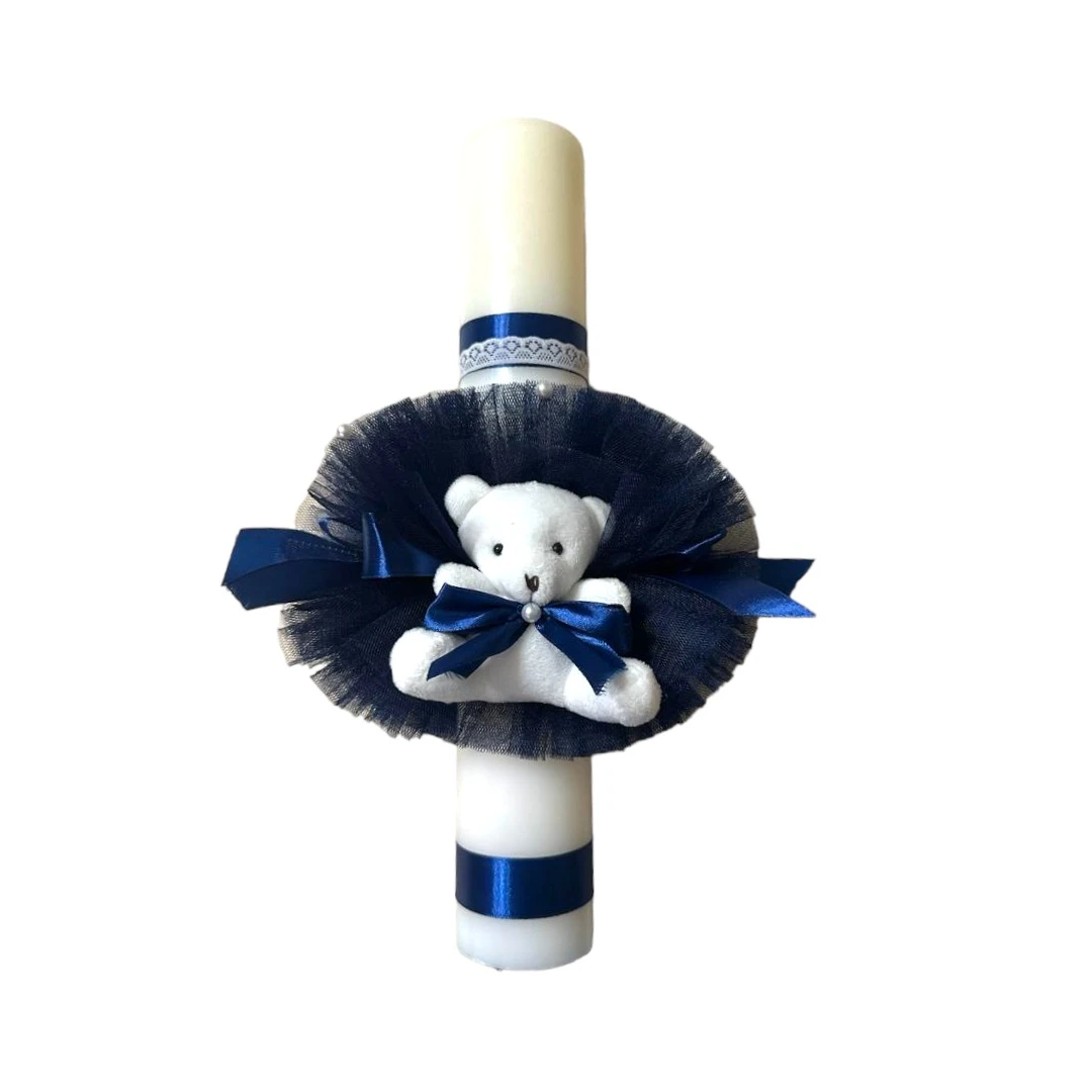 Lumanare botez cu ornament Tull fin fronsat, Perle si Ursulet din plus alb, YUPY, decor albastru, 40x6.5cm - Lumanarea de botez YUPY este un produs elegant și delicat, decorat cu un ornament din tull fin fronsat, perle și un ursuleț din plus alb. Cu o lungime de 40 de centimetri și un diametru de 6.5 centimetri, această lumanare este perfectă pentru ceremoniile de botez. Decorul albastru adaugă un aspect rafinat și plin de farmec.